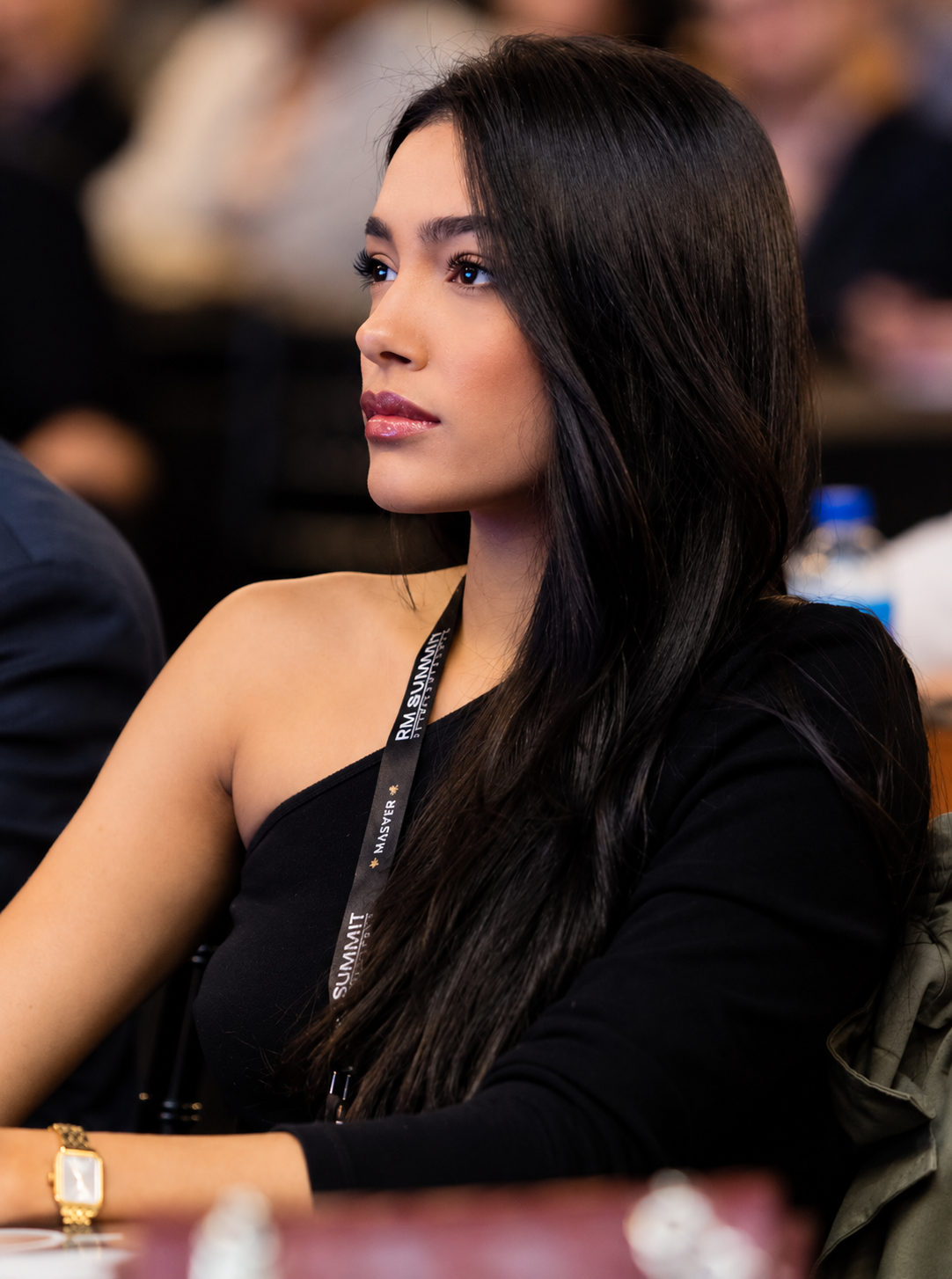Ana Paula Oliveira acompanhando um evento