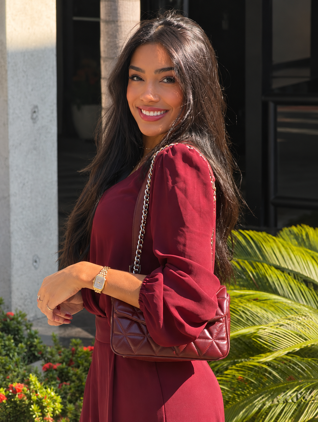 Ana Paula Oliveira, sorrindo, com roupa vinho